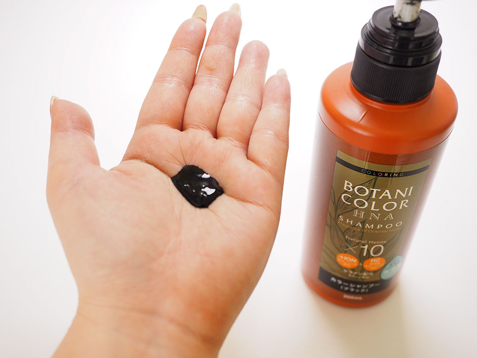 ボタニカラーHNAを手に広げている写真