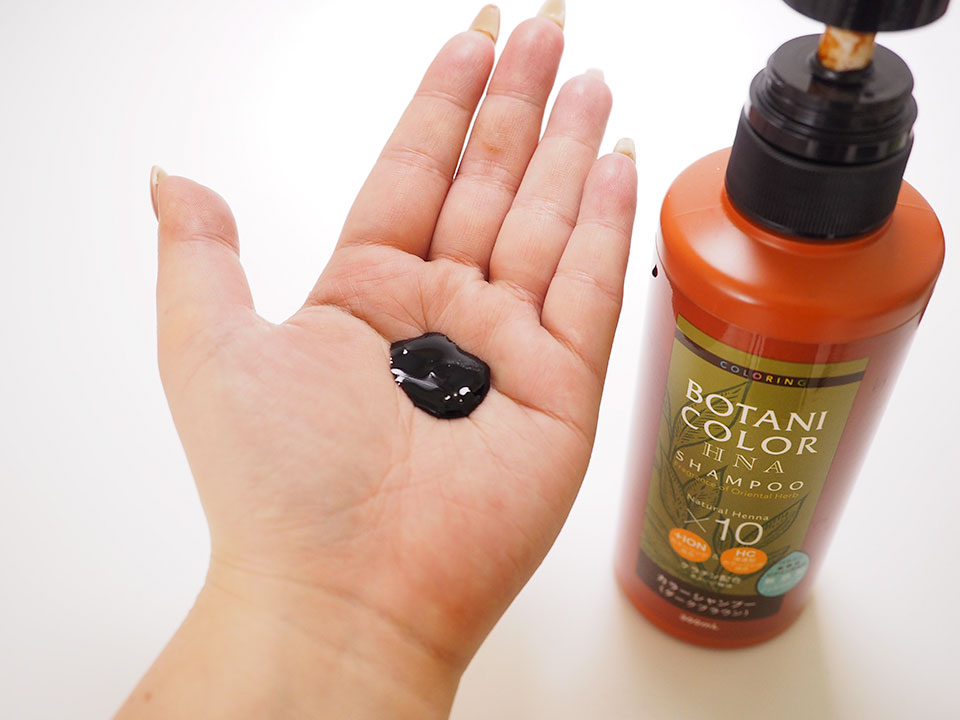 ボタニカラーHNAを手に広げている写真