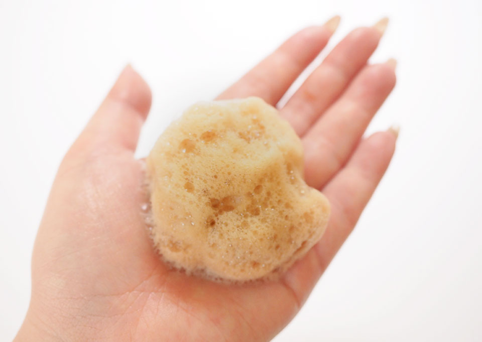 ボタニカラーHNAの泡を手に出している写真