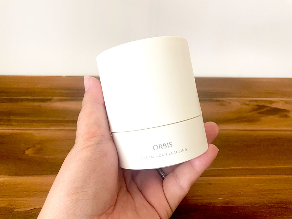 オルビスオフクリームを手に持っている画像.