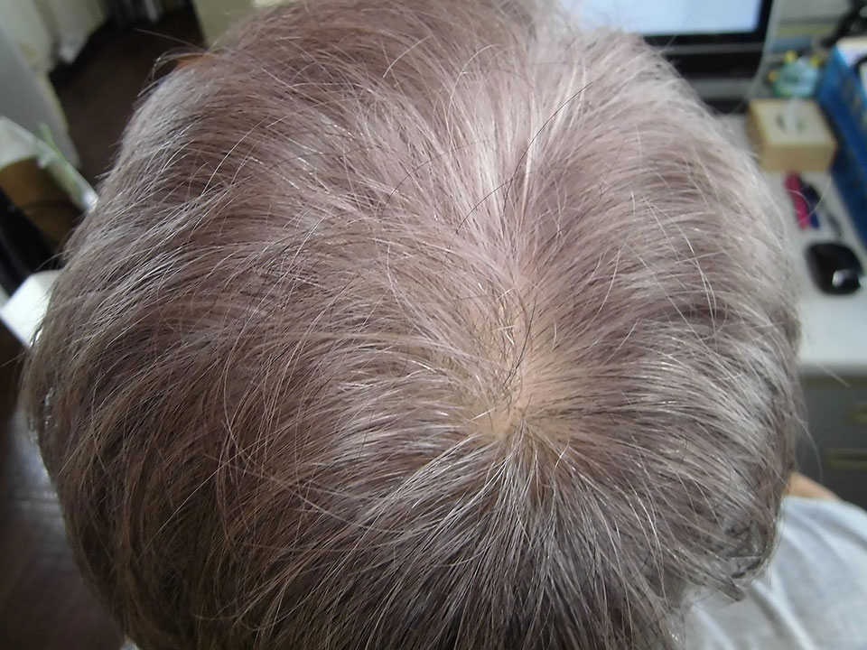 昆布の白髪用シャンプーライトブラウンの泡を手に出している写真