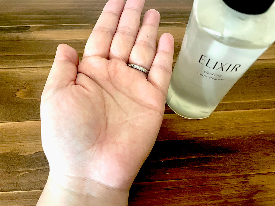 エリクシールホットクレンジングを手に出している画像