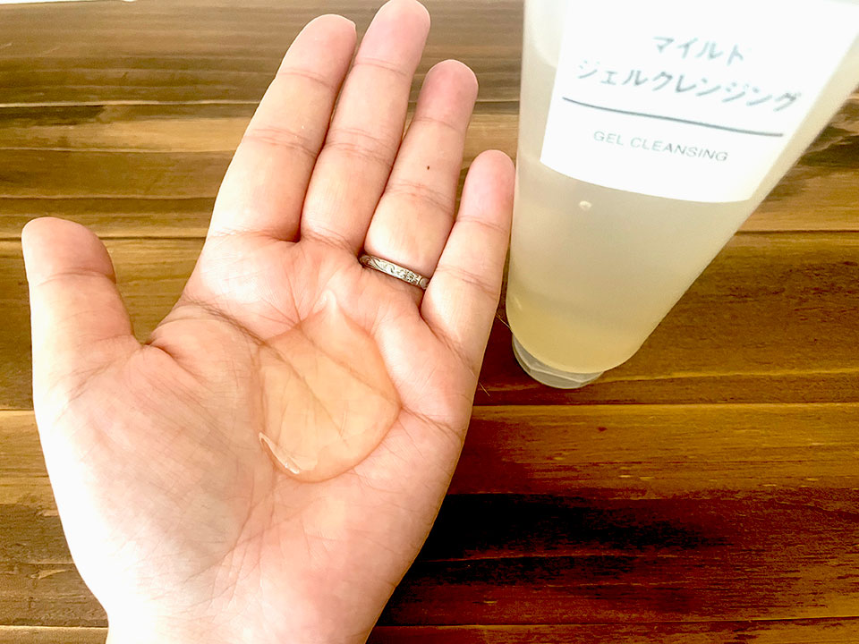 無印マイルドクレンジングを手に出している画像