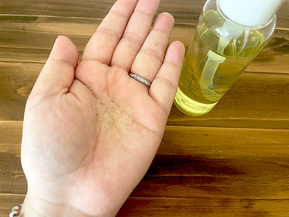 フリみ-クレンジングを手に出している画像