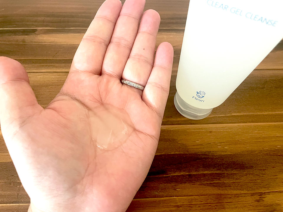 フルリクレンジングを手に出している画像