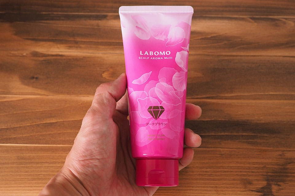 ラボモスカルプアロマを手に持っているシーン