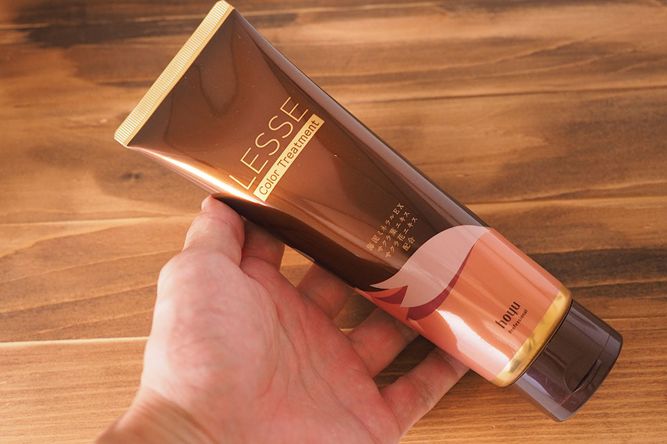 レセカラートリートメントを手に持っているシーン