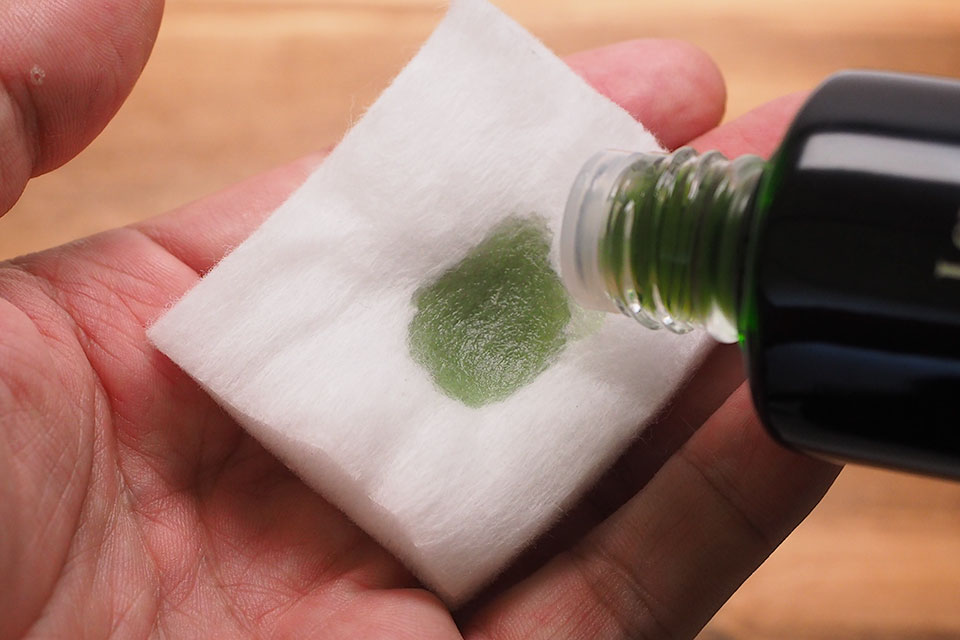 美容液をコットンに出したときに付く緑色