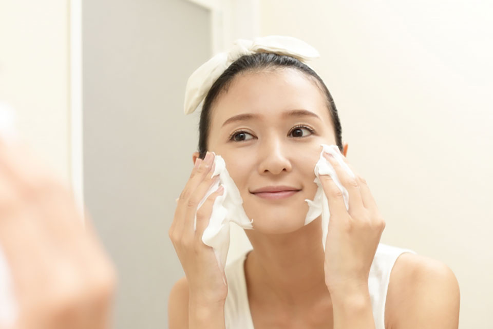 洗顔している女性の写真