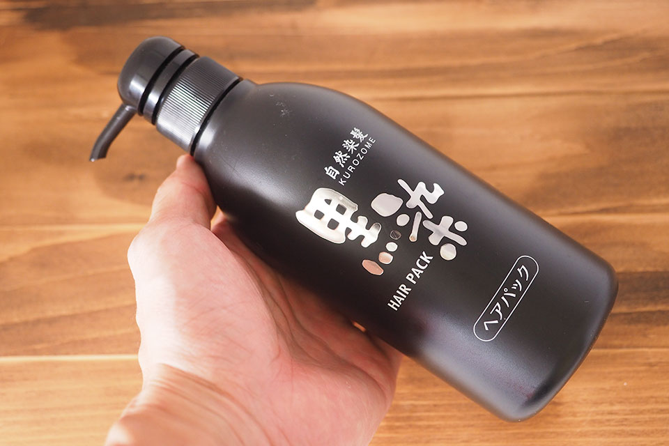 黒染ヘアパックを手に持っているシーン