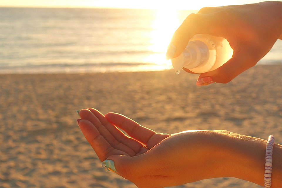 化粧水を手に出す女性の写真