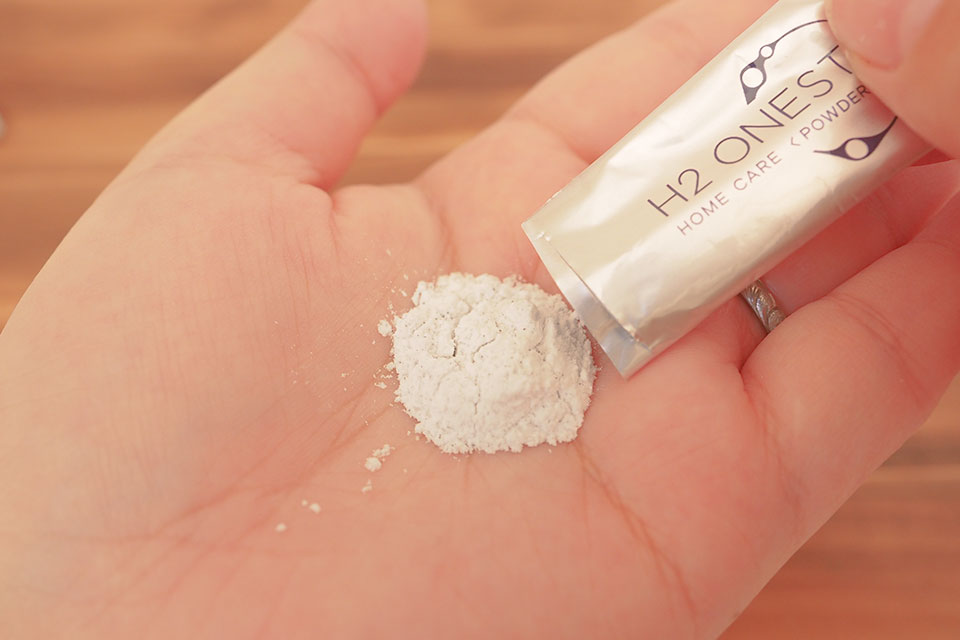 水素パウダーを手に出している画像