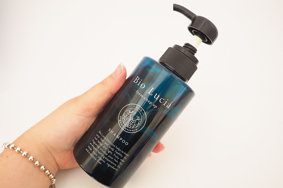 ビオルチアシャンプーを手に持っている写真