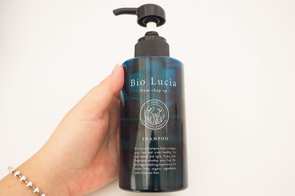 ビオルチアシャンプーを手に持っている写真