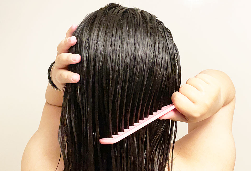 h2onestを塗布しコームで梳かしている画像