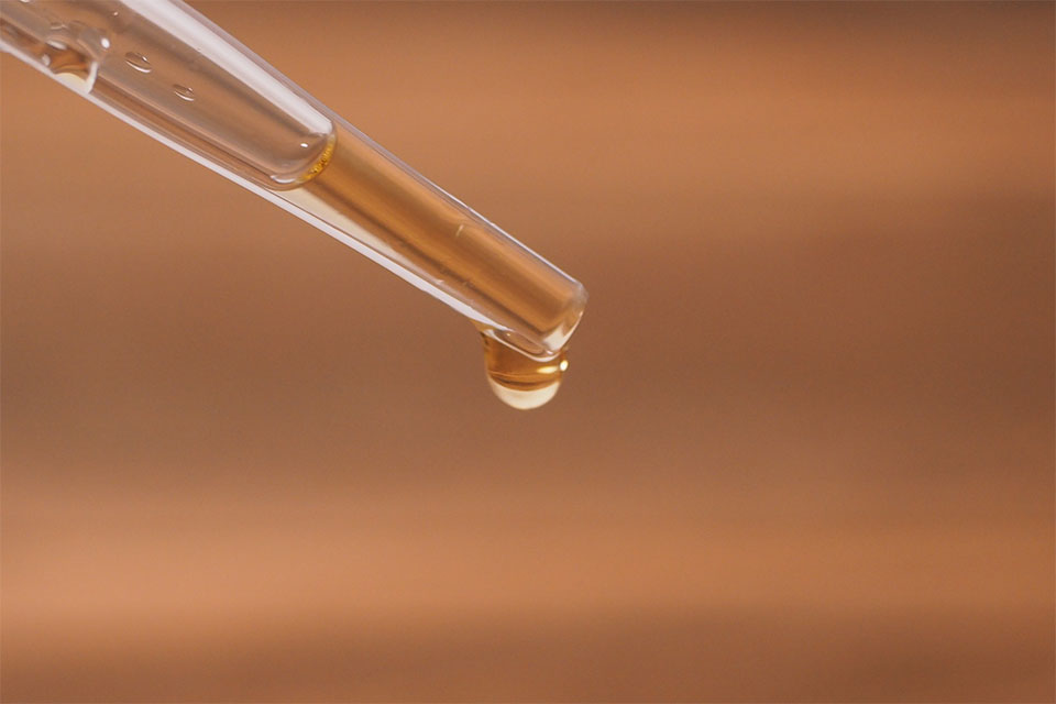 美容液が垂れ落ちているシーン