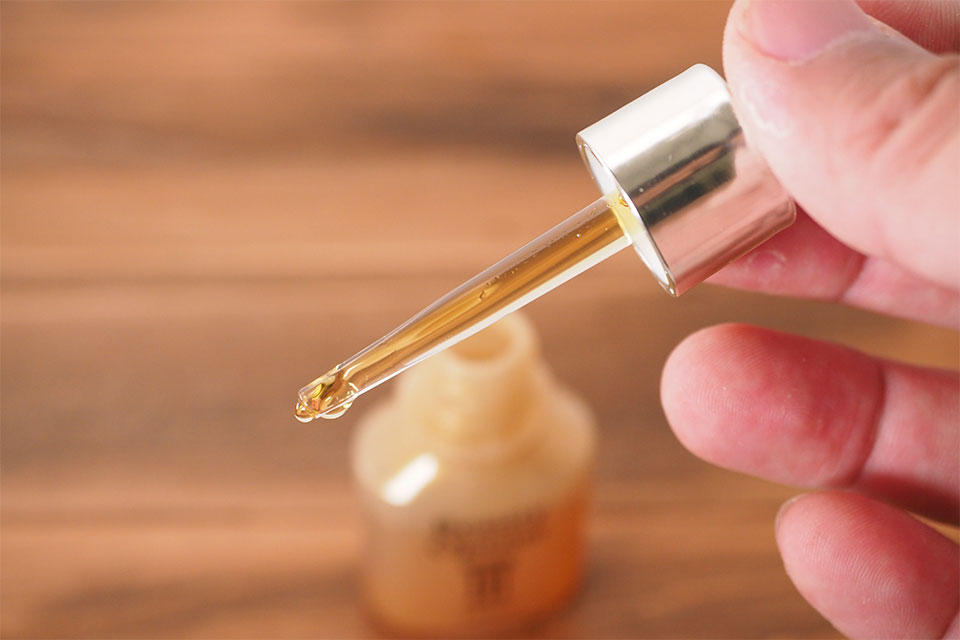 ビューティーオープナーを垂らしているシーン