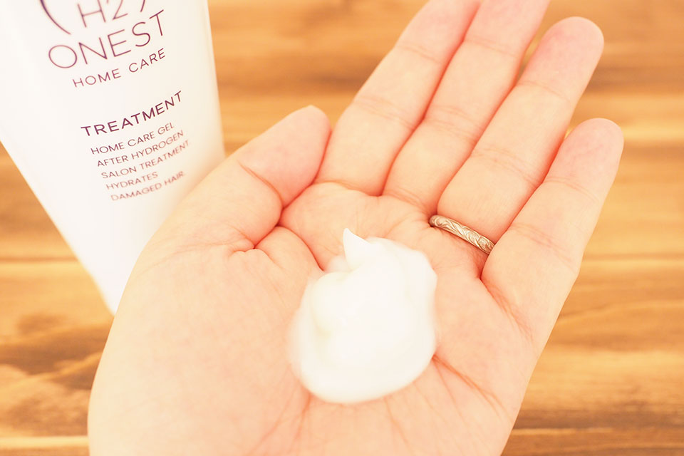 h2onestトリートメントを手に出している画像