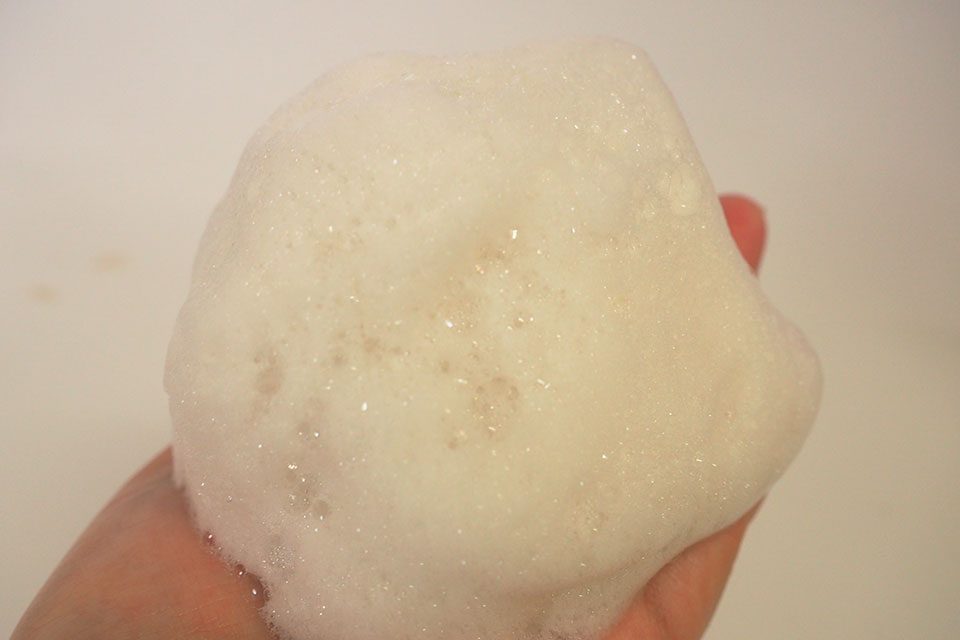 リライズ髪色シャンプーの泡立てた写真