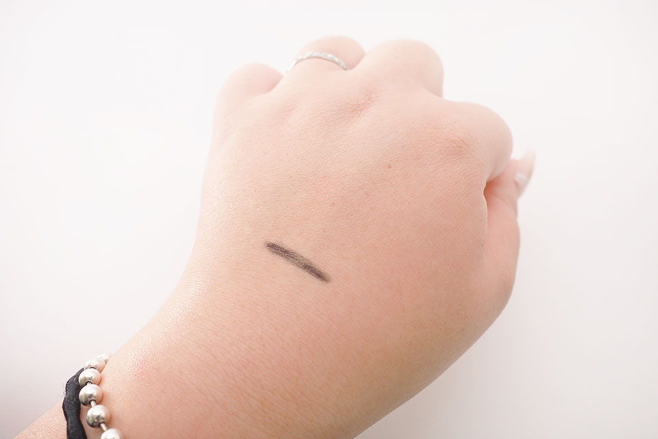 エリクシールクリアホットクレンジングジェルを使ったあとの手の画像