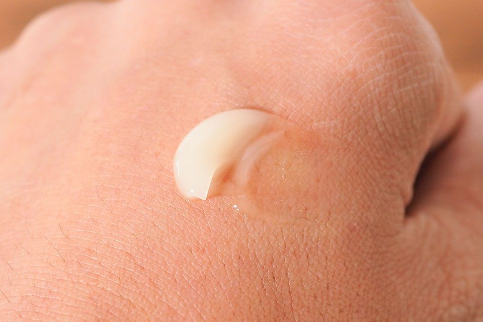 手の甲に乗せているシーン