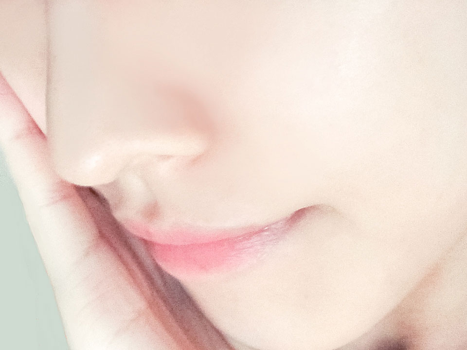 口元を気にする女性の写真