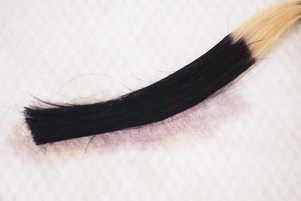 染毛済みの毛髪を水で濡らしたシーン