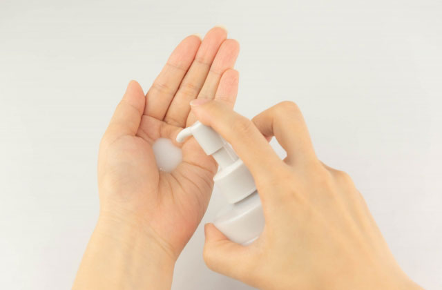 乳液を手に出している画像