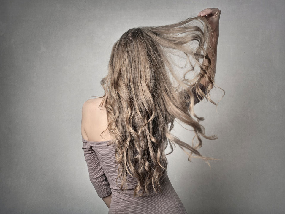 アッシュカラーの髪色の女性