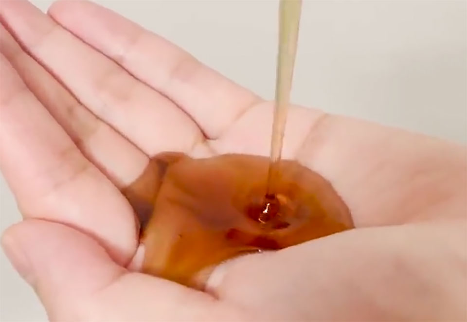 セレクタージュアロマシャンプークロを手に出している画像