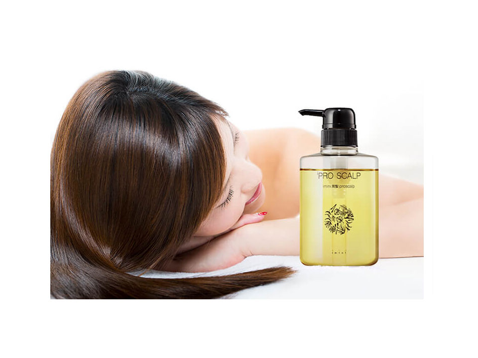 イミニプロスカルプシャンプーの商品画像と女性に写真