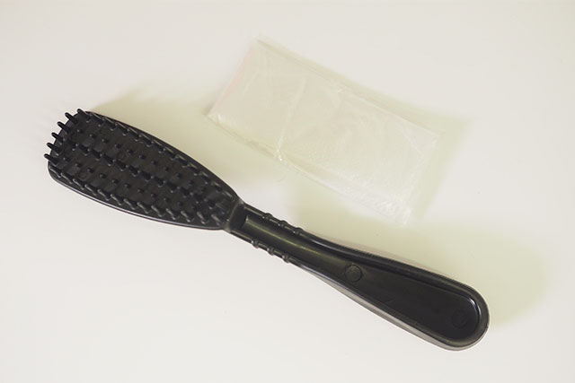 コームとビニール手袋