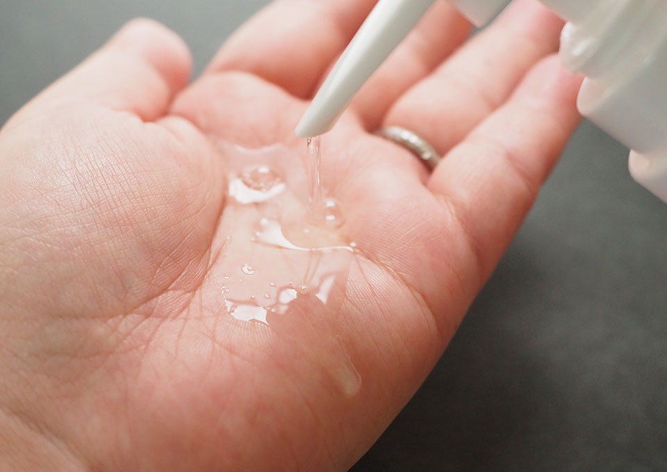 ベルタスカルプシャンプー液を手に出している画像