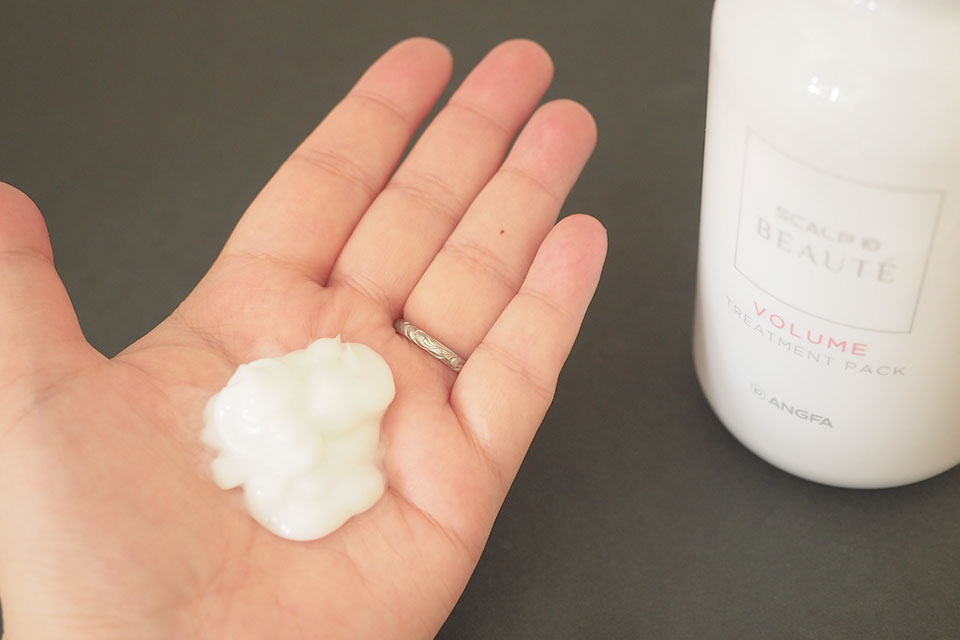 スカルプDトリートメントを手に出している画像