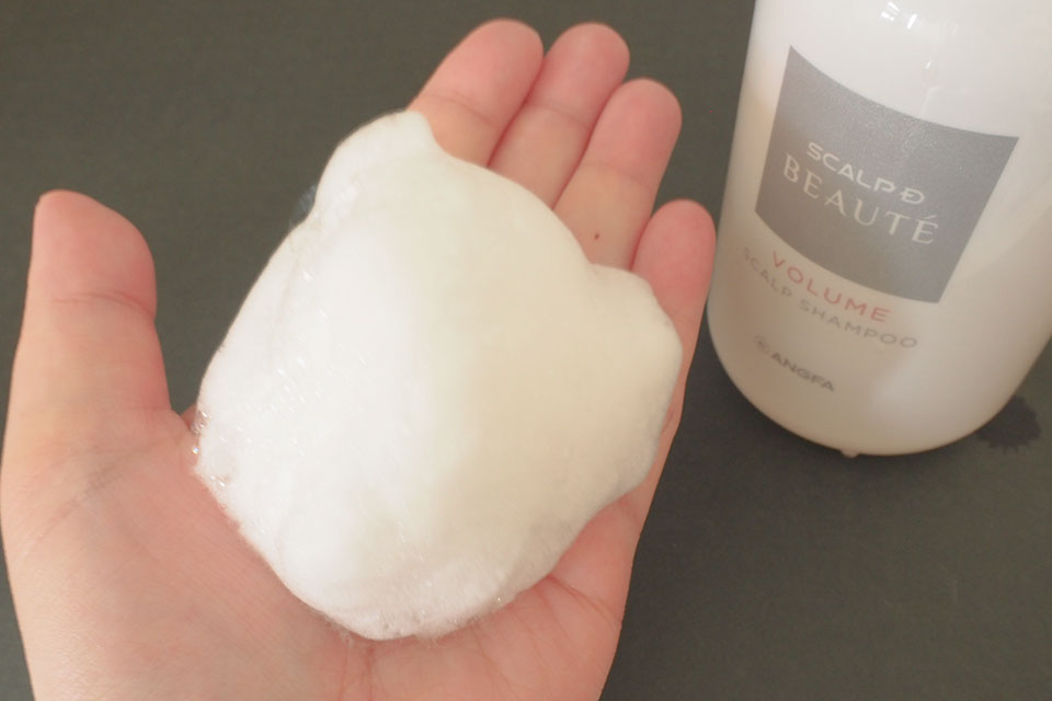 スカルプDボーテシャンプーの泡を手に乗せている画像