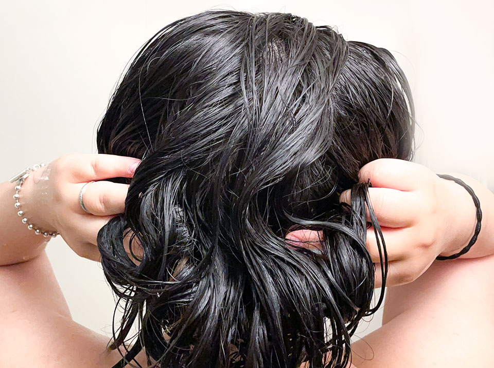 スカルプDトリートメントを髪に揉み込んでいる画像