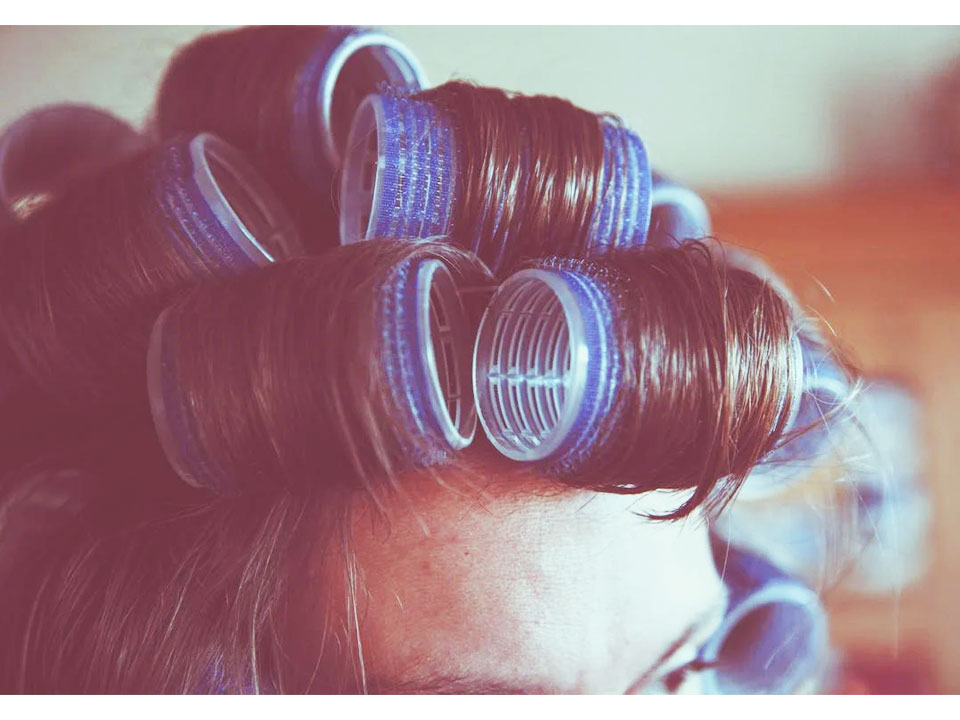 パーマをかけている女性の画像