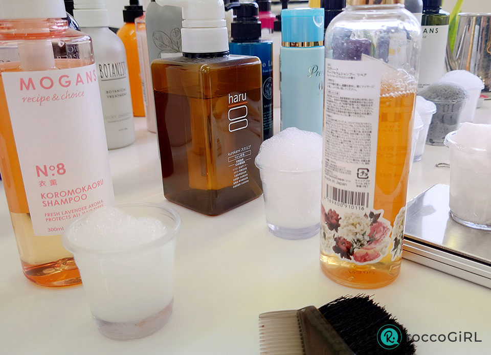 シャンプーを検証している画像