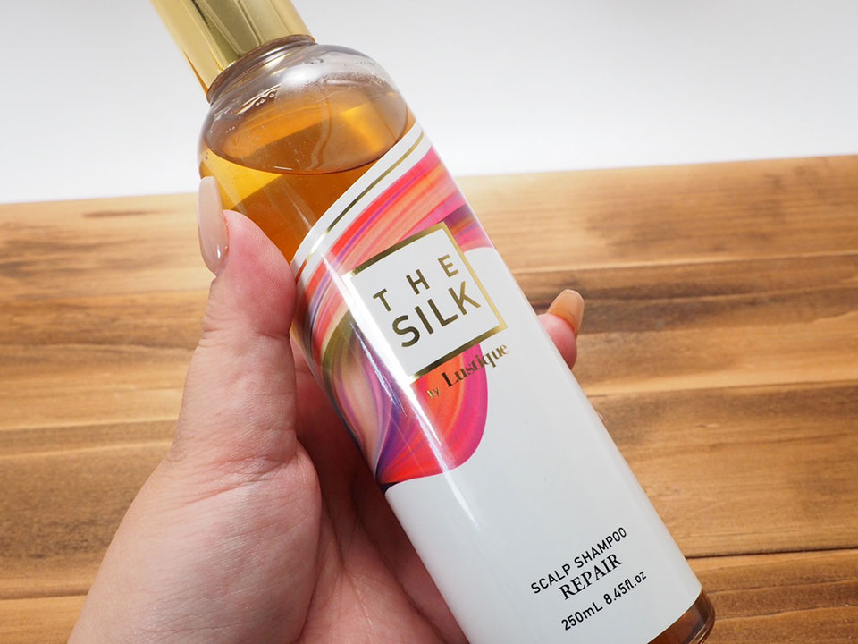 THESILKシャンプーを手に持っている画像