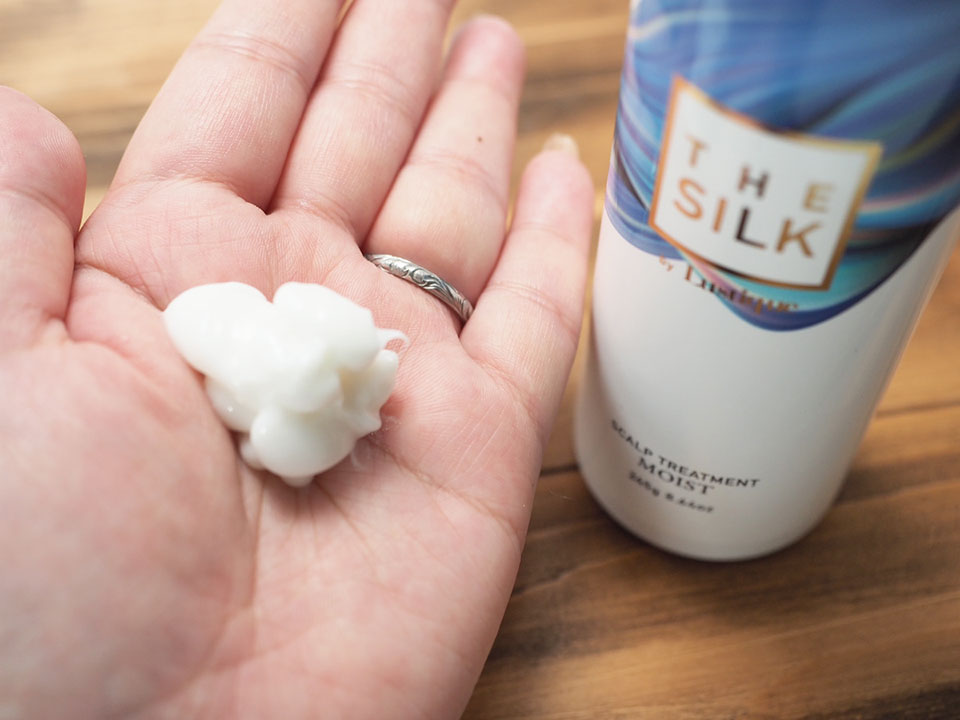 thesilkトリートメントを手に出している画像