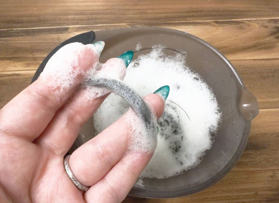 毛束を洗っている画像