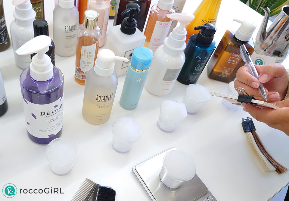 シャンプーを検証している画像