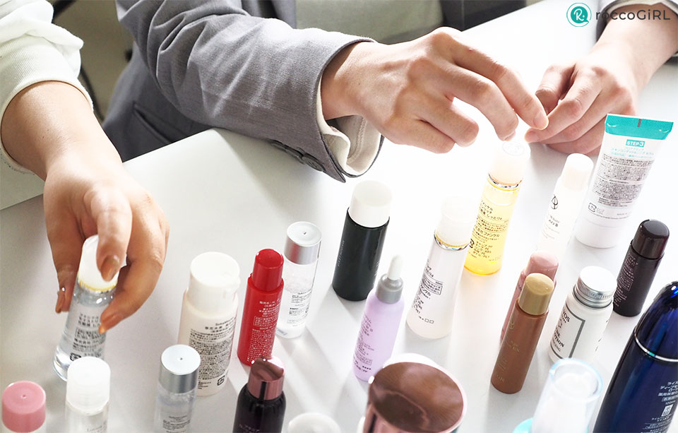 化粧品を選ぶ手元の写真