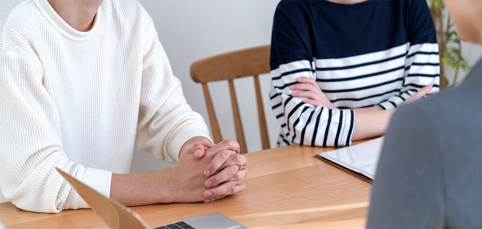 話し合いをする写真