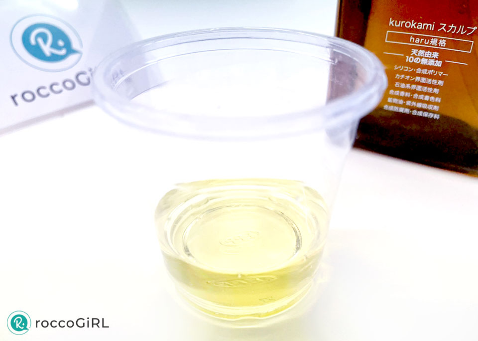 haruシャンプーを容器に出している画像