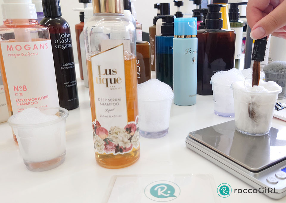 シャンプーを検証している画像