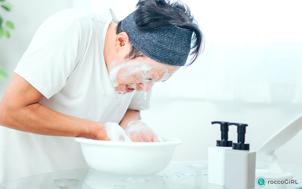 男性が洗顔をしている写真