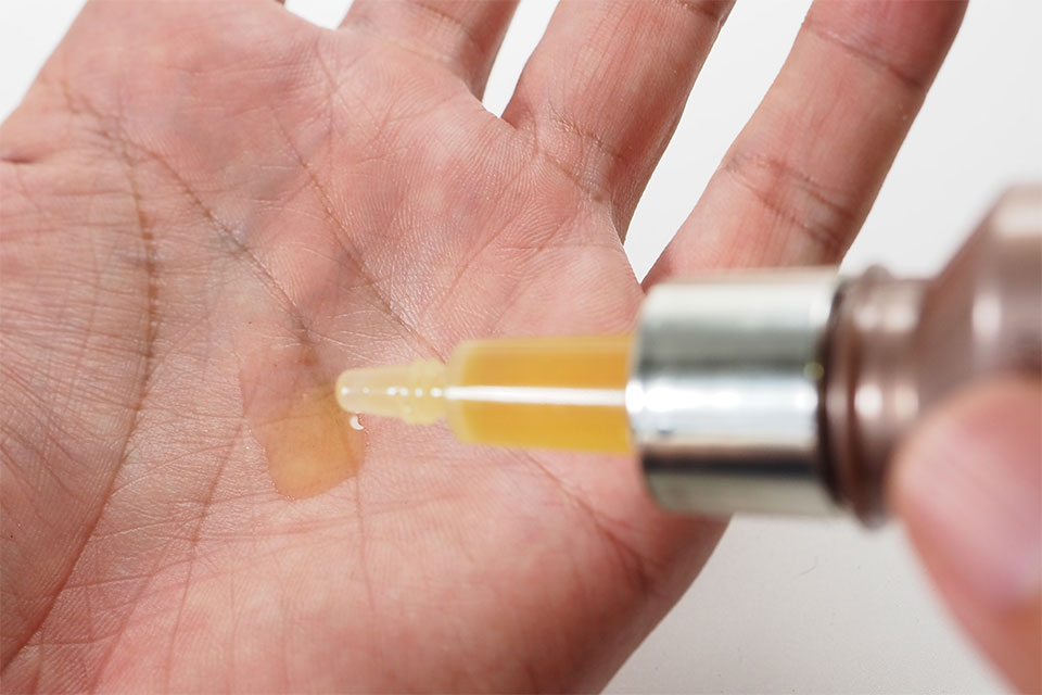 ビューティーオープナーセラム-リンクル&ホワイトを手のひらに乗せるシーン