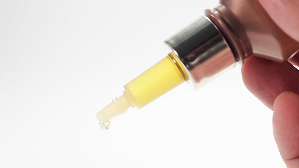 ビューティーオープナーセラム-リンクルアンドホワイトを垂らしたシーン