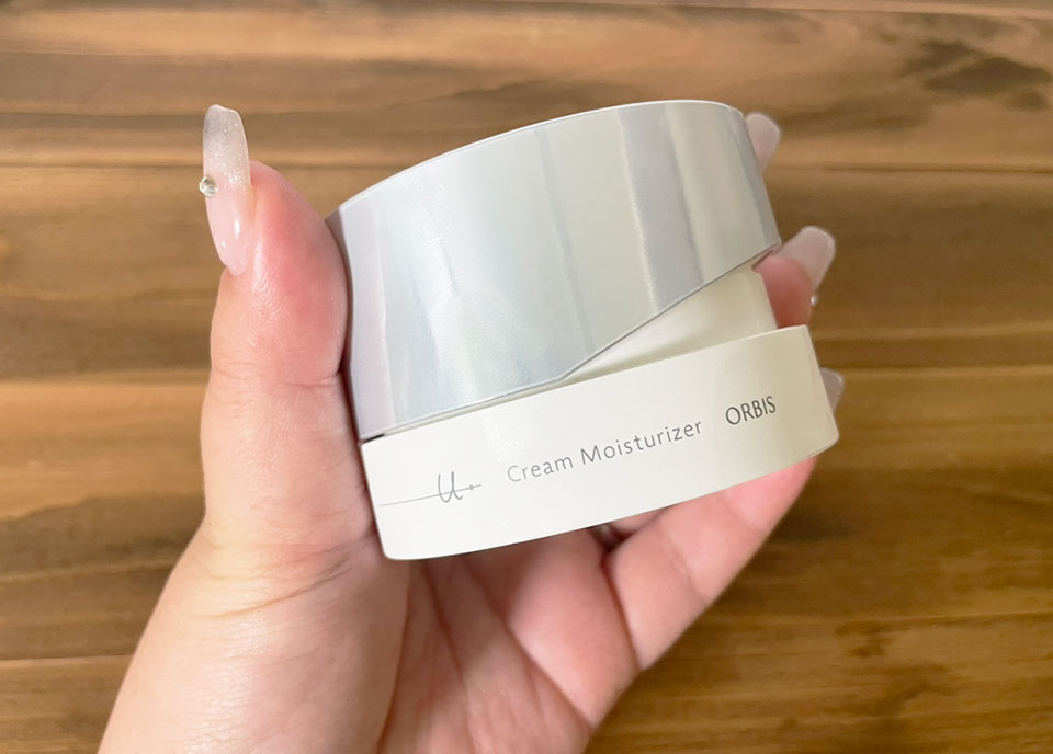 オルビスユードットモイスチャーを手に持っている画像